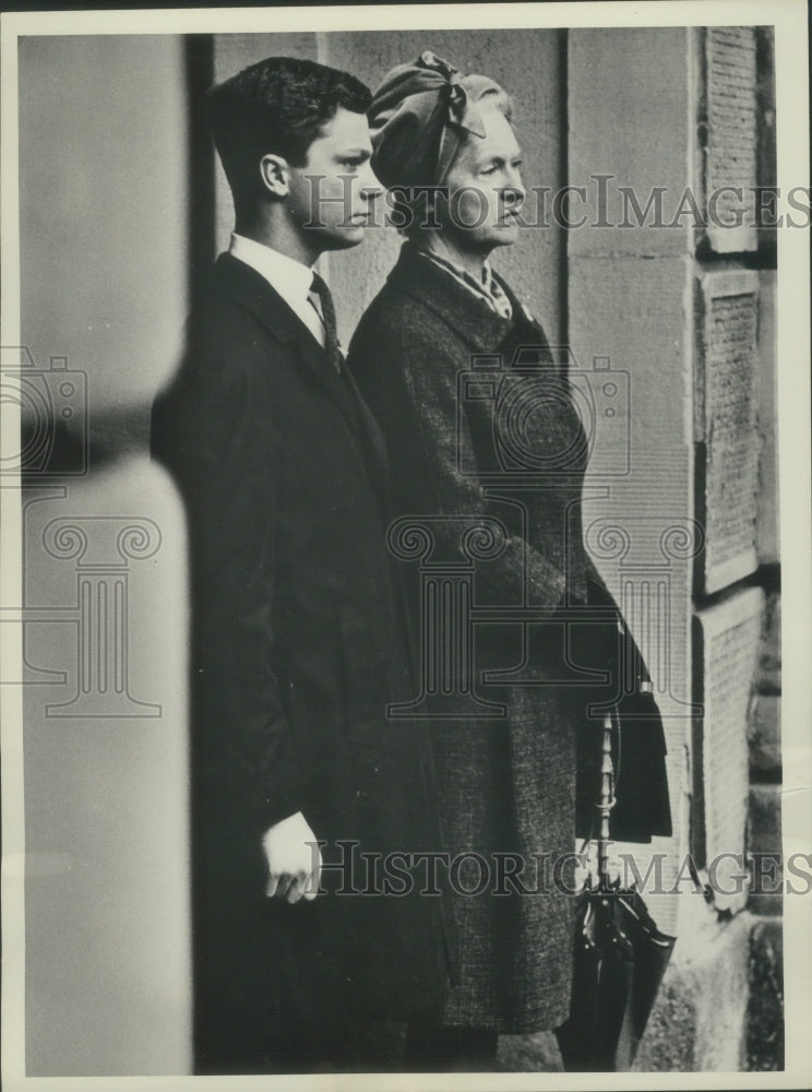 1963 Press Photo The royal Crown Prince Carl Gustaf with his mother in Stockholm- Historic Images