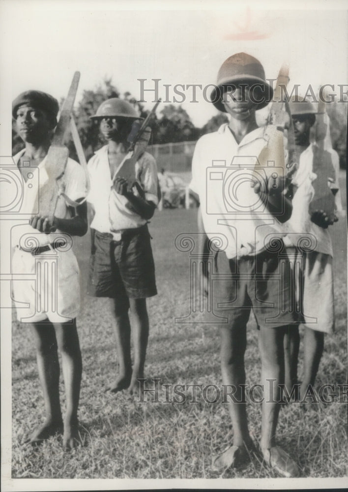Load image into Gallery viewer, 1964 Press Photo Afro-Shirazi Youth practice drills for Zanzibar May day parade
