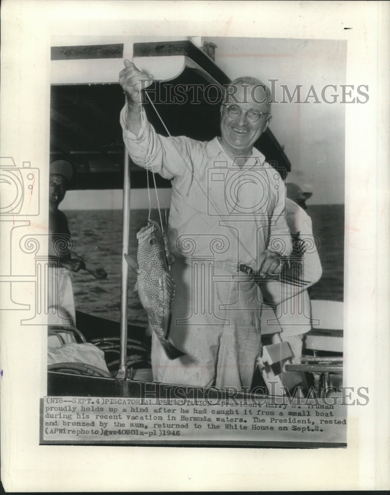 1946 Press Photo President Harry S. Truman proudly holds up his catch in Bermuda- Historic Images