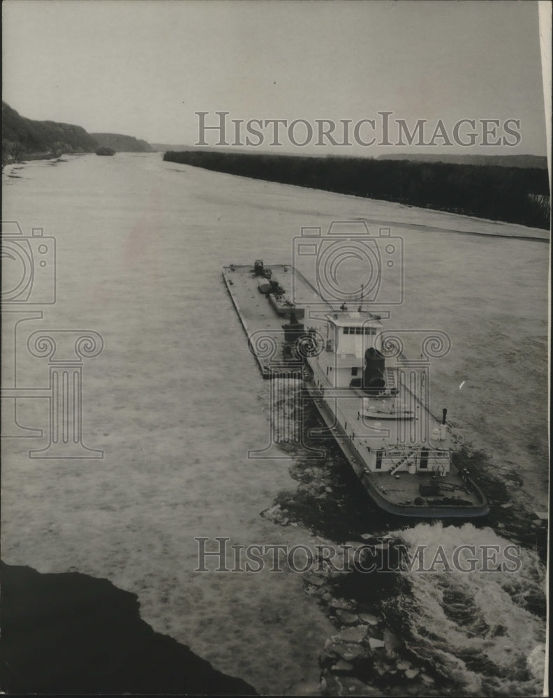 1966 Press Photo Oil barge on Mississippi River near Prairie du Chien- Historic Images