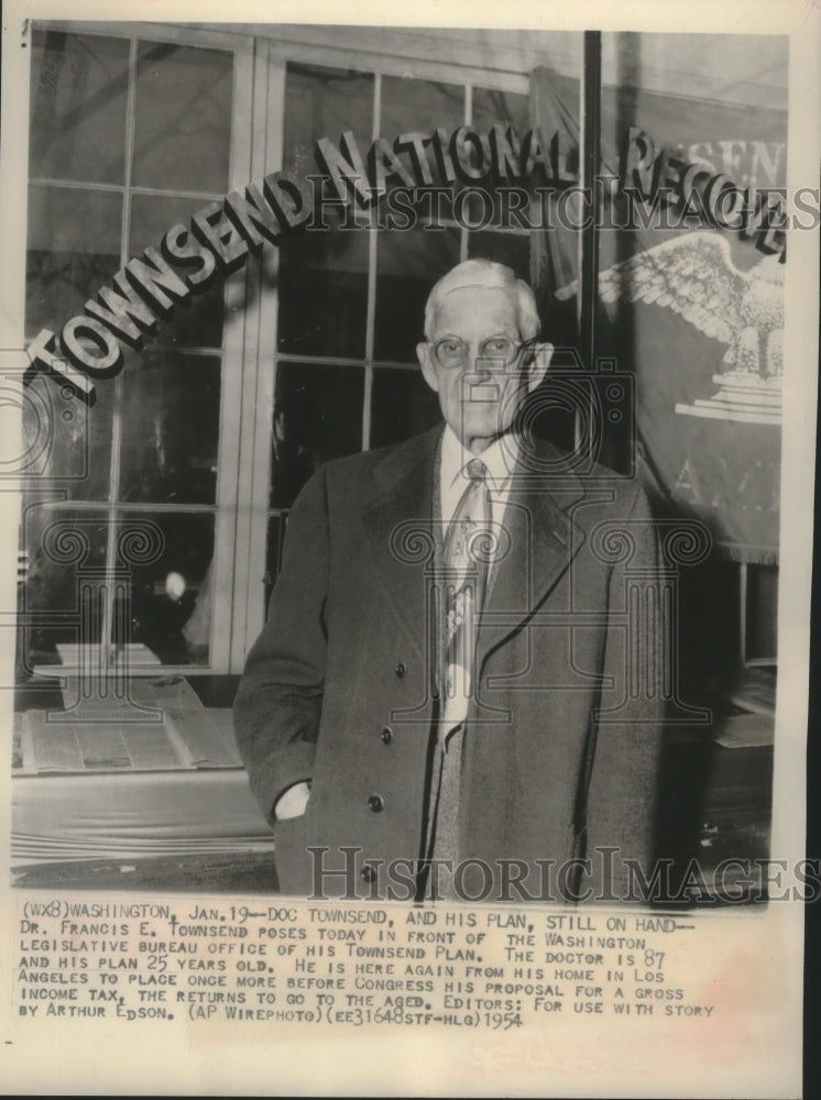 1954 Press Photo Doctor Francis Townsend in front of his office, Washington DC- Historic Images