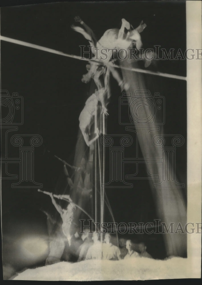 1962 Press Photo Vaulter John Uelses tries to clear 16 feet in Miami, Florida- Historic Images