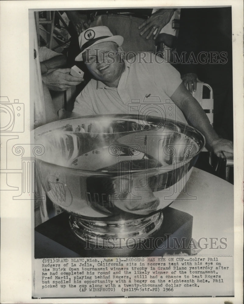 1966 Press Photo Golfer Phil Rodgers sits with Buick Open Tournament trophy- Historic Images