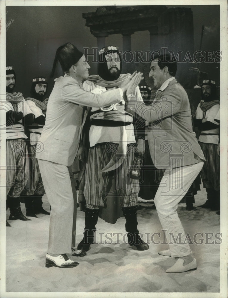 1966 Press Photo Bing Crosby and Danny Thomas in scene from &quot;Road to Lebanon&quot;- Historic Images