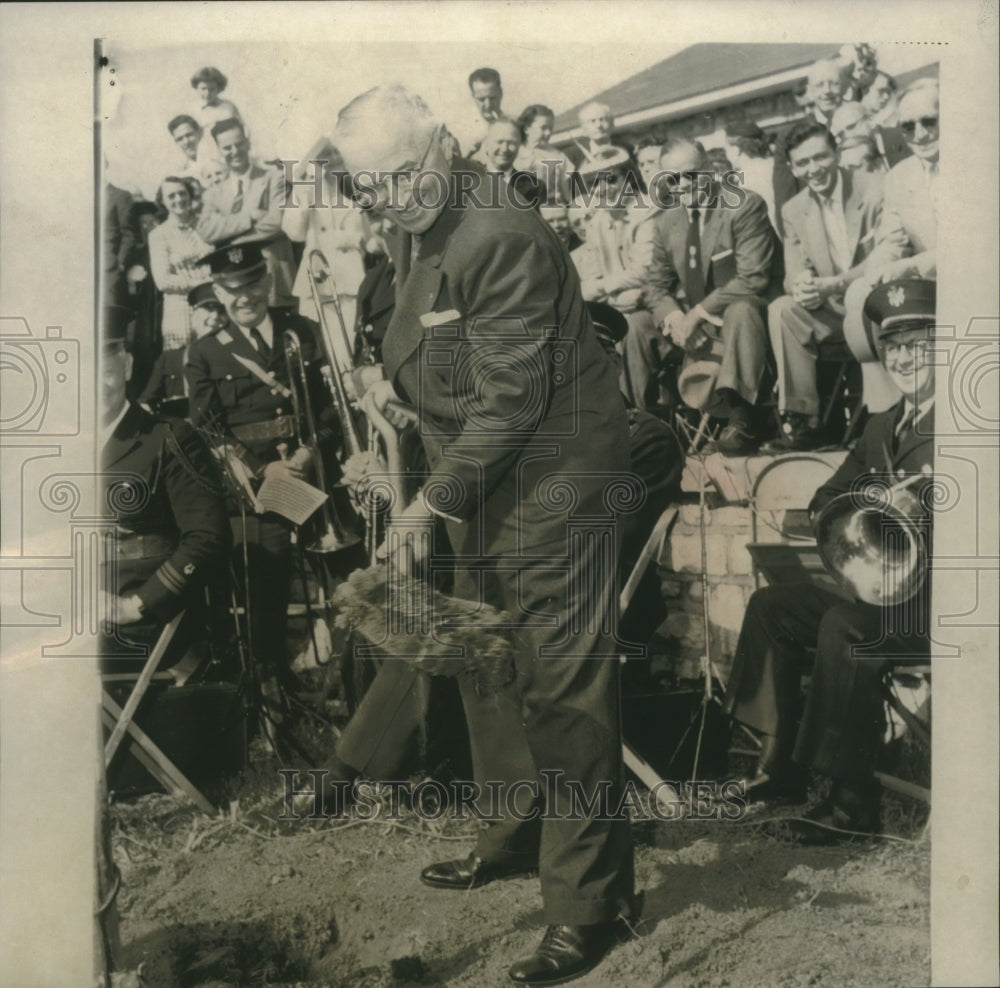 1955 Press Photo Harry S. Truman brakes ground for library in Independence, Mo.- Historic Images