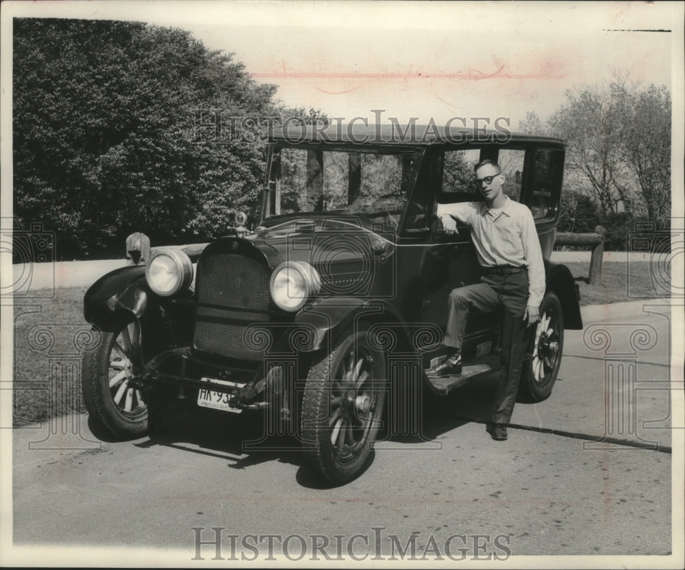 1958 Press Photo Greyam Ingersoll with his 1923 Willys Knight automobile- Historic Images