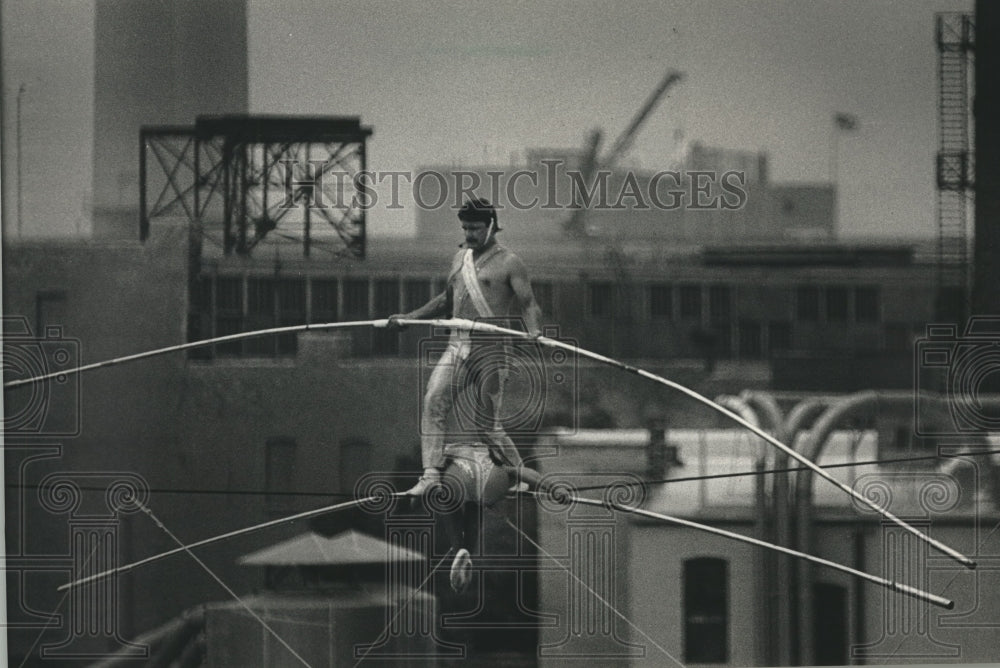 1968 Press Photo Great Wallenda Enrico performs crossover over Coachyards- Historic Images