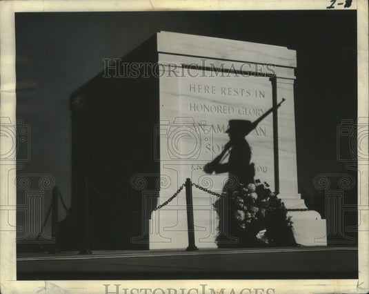 1941 Press Photo Sentry's shadow on Tomb of the Unknown Soldier at Arlington- Historic Images