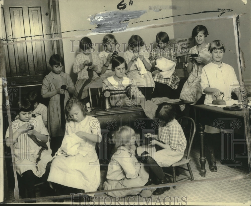 1925 Press Photo Girls Mending Clothes at Milwaukee Orphans&#39; Asylum. - mjx53122- Historic Images
