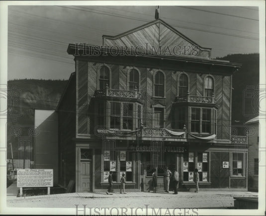 1987 Press Photo The Palace Guard's Gas Light Follies in Dawson City, Canada.- Historic Images