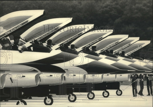 1986 Press Photo Air Force Thunderbirds Air Demonstration Squadron After Landing- Historic Images