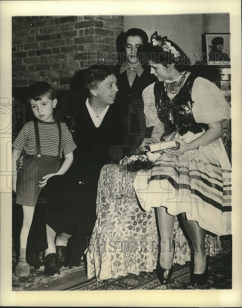 1942 Press Photo Mrs. Franklin D. Roosevelt and her &quot;adopted&quot; children- Historic Images