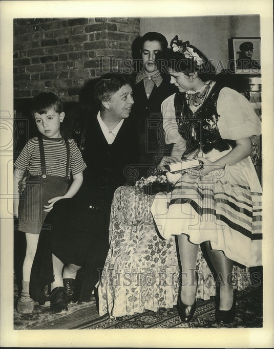 1942 Press Photo Mrs. Franklin D. Roosevelt and her "adopted" children- Historic Images