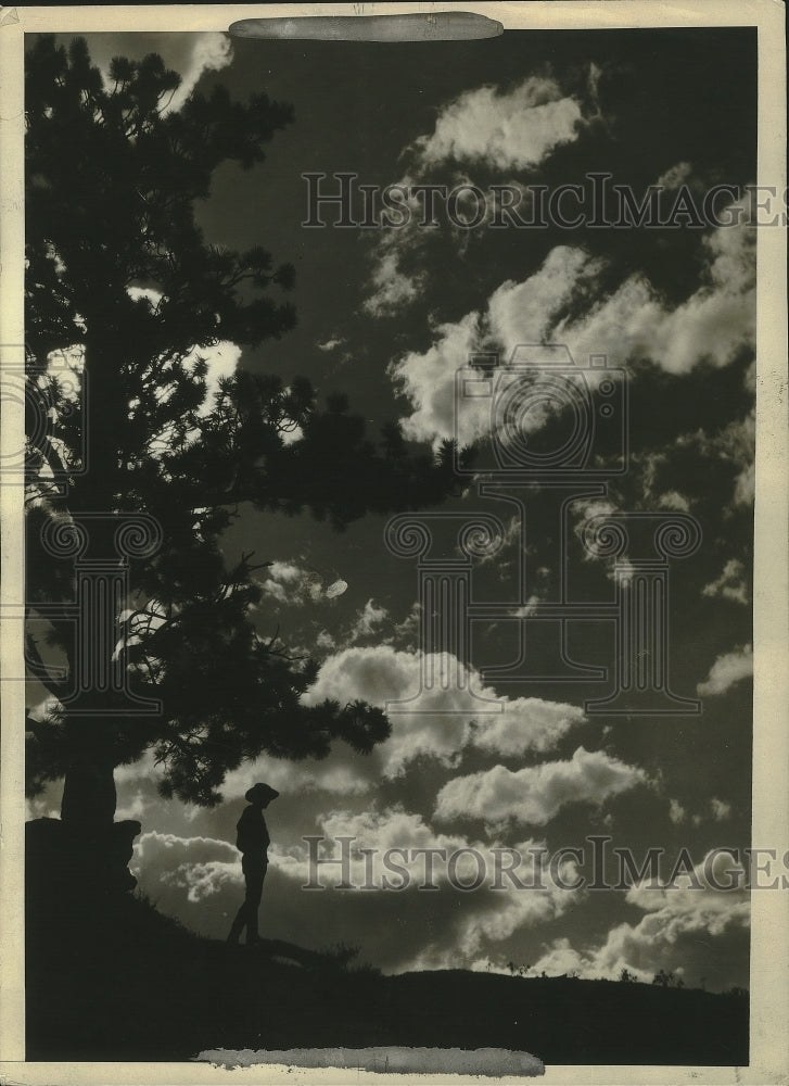 1927 Press Photo Traveler gazes westward from Pike's Peak mountain in Colorado