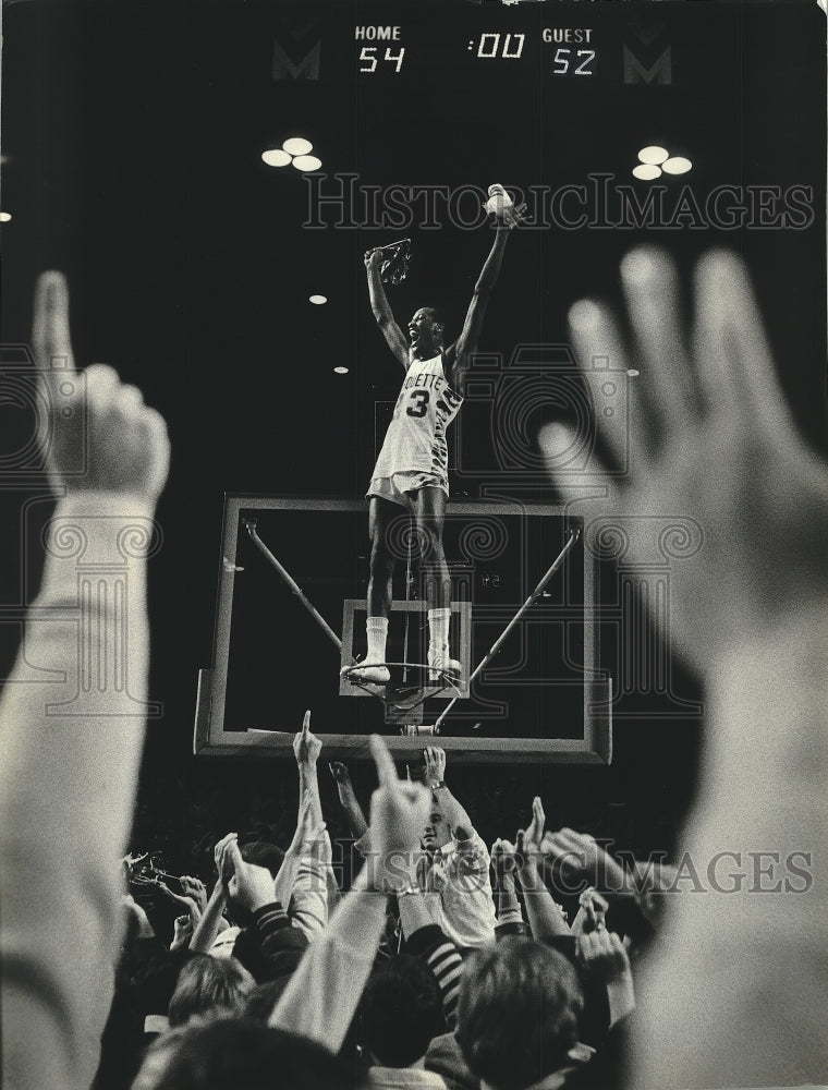 1981 Press Photo Marquette celebrates in a 54-52 last second win over Norte Dame- Historic Images