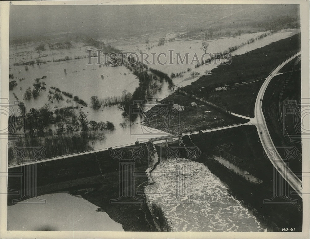 1937 Press Photo Great Miami River floods surrounding lowlands near the road- Historic Images