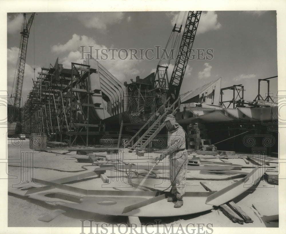1958 Press Photo Workman sandblasts at Manitowoc Shipbuilding yard - mjx54248- Historic Images