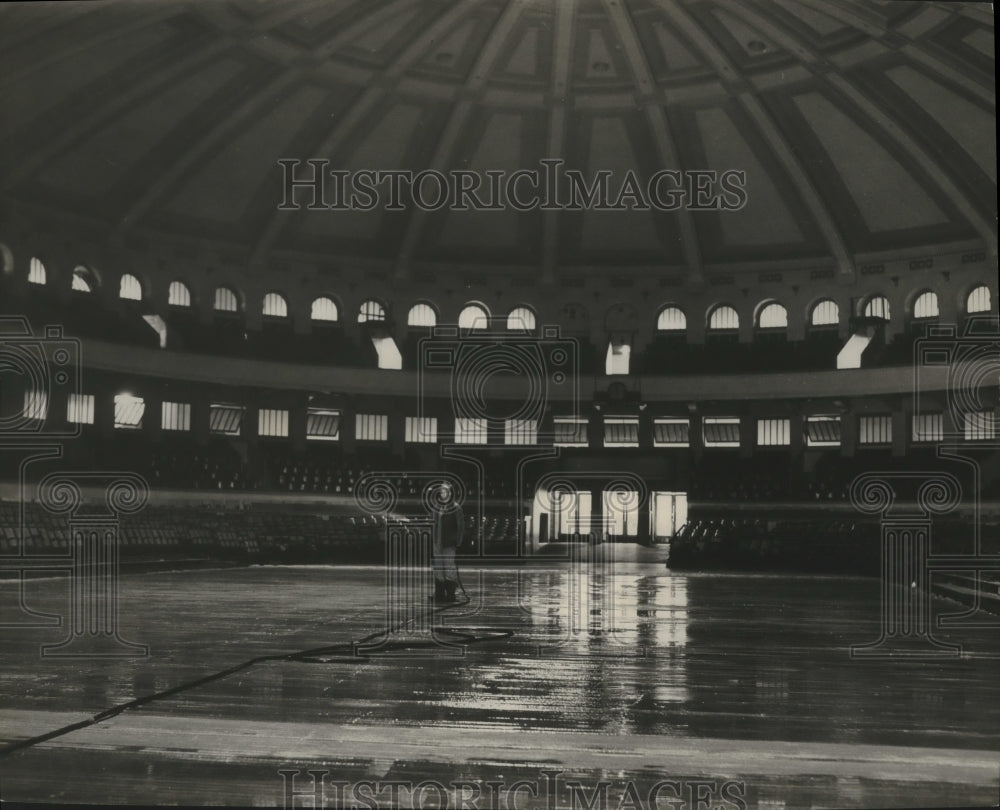 1950 Press Photo Bruce Hall, Milwaukee Auditorium is covered in ice for show.- Historic Images