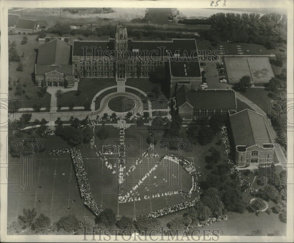 1948 Press Photo Aerial View, Air-Commencement at Lincoln High School, Manitowoc- Historic Images