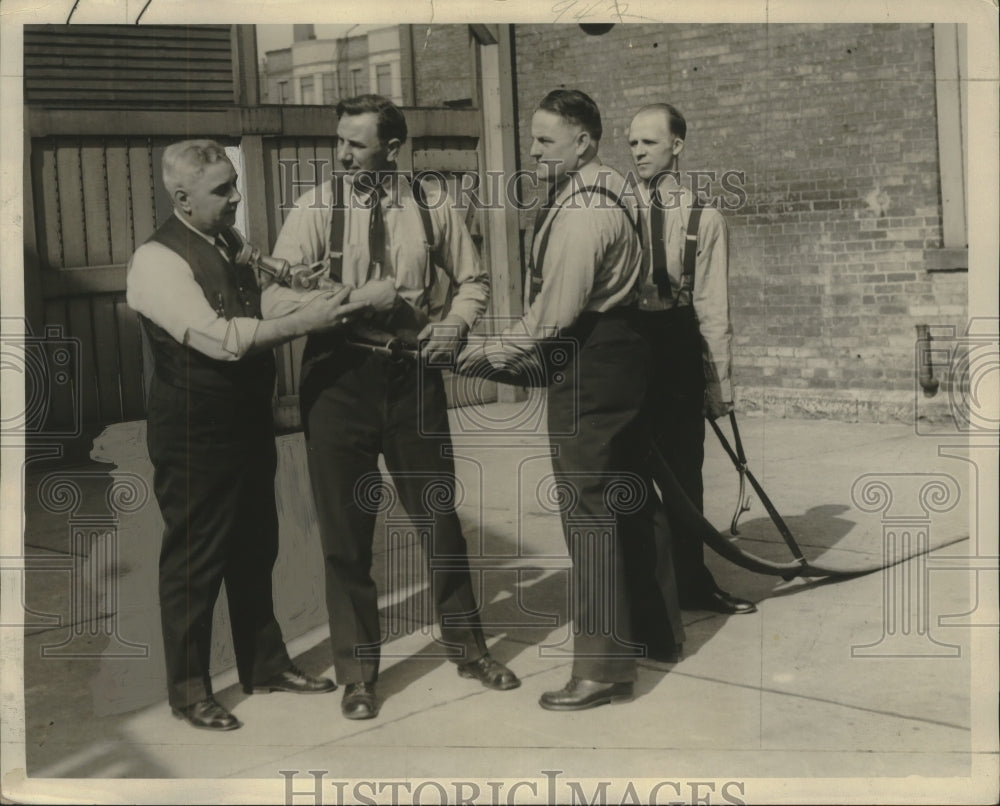 1933 Press Photo Milwaukee firefighters receive instruction on proper technique.- Historic Images