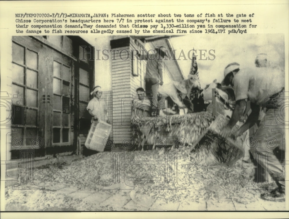 1973 Press Photo Fisherman protest at Chisse Corporation in Minamata, Japan- Historic Images