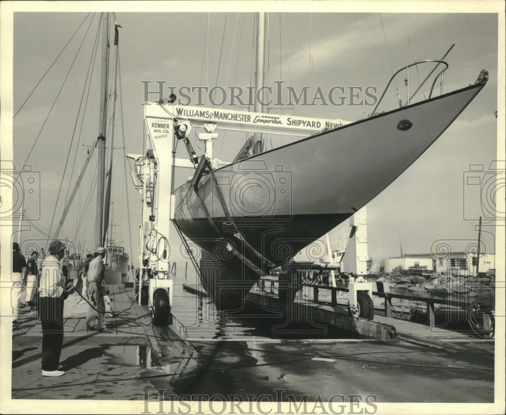 Press Photo Boat hoist made by Renner Manufacturing of Milwaukee used in race.- Historic Images
