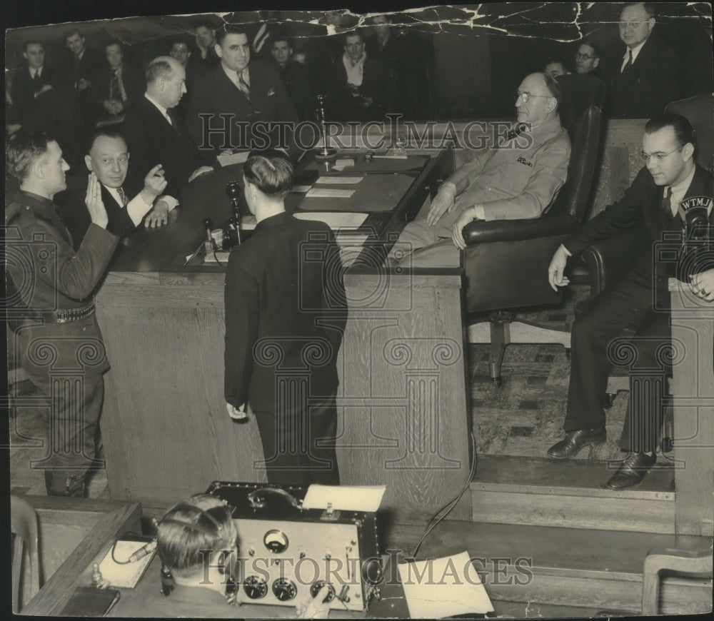 1937 Press Photo Weekly MTMJ radio broadcast of Milwaukee&#39;s traffic court- Historic Images