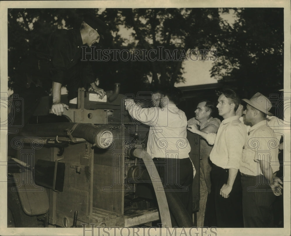 1943 Press Photo Auxiliary firemen in Milwaukee take turns running the fire pump- Historic Images