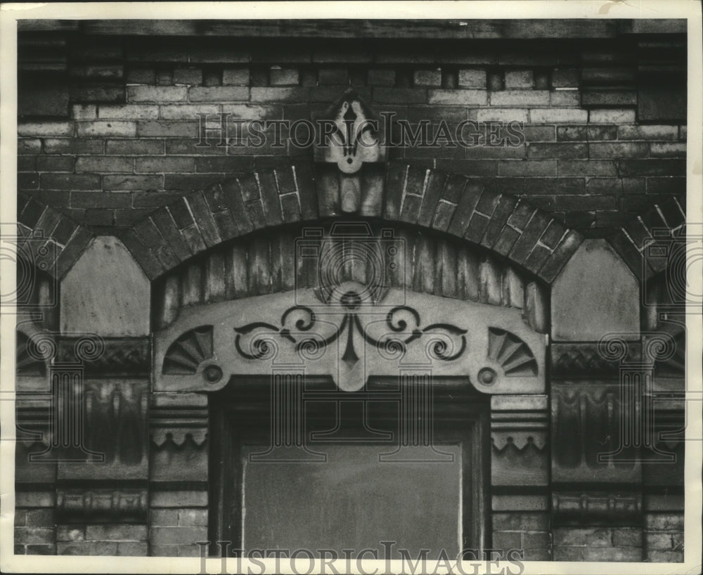 1967 Press Photo Detailed craftsmanship in building facades in Milwaukee, Wis.
