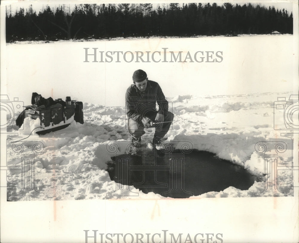 1966 Press Photo Outdoor writer Jay Reed ice fishing on McComb Lake - mjx55211- Historic Images