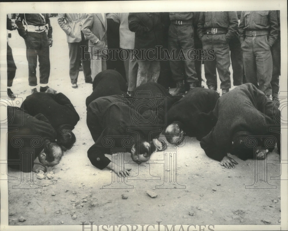 Press Photo Greek prisoners of war kiss ground of Greece upon return from Russia- Historic Images
