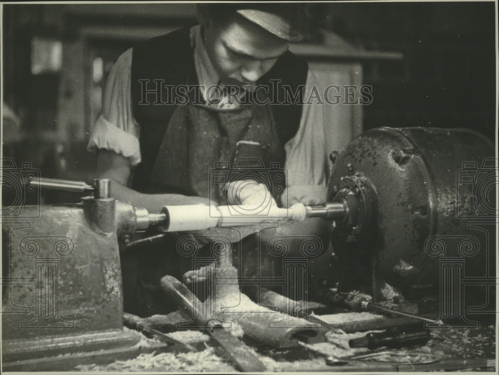 1934 Press Photo Milwaukee Trade and Technical High School student using lathe- Historic Images