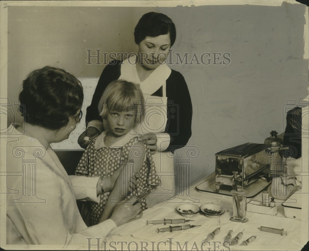 1932 Press Photo Milwaukee health officials giving diphtheria treatment to pupil- Historic Images