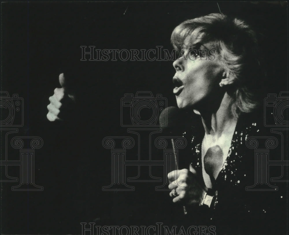 1982 Press Photo Milwaukee, Wisconsin-Joan Rivers at the Performing Arts Center- Historic Images