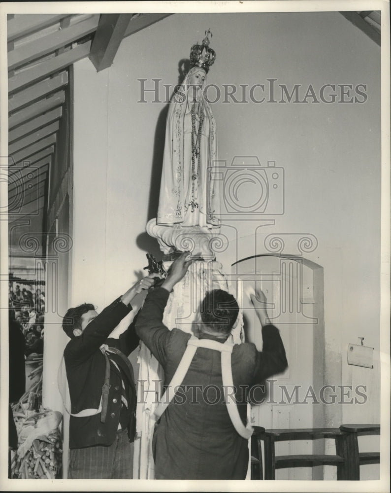 1951 Press Photo Our Lady of Fatima image, moved for End of Holy Year, Portugal.- Historic Images