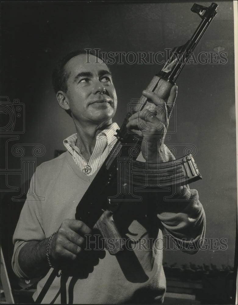 1989 Press Photo Thomas Busby displayed the AK-47 he bought - mjx55708- Historic Images