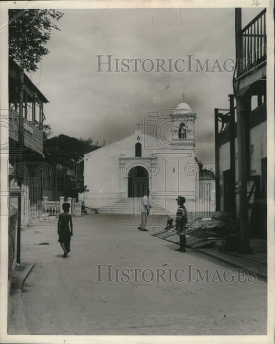 1952 Press Photo Taboga, Panama-Buildings hail back to Pizarro's explorations- Historic Images