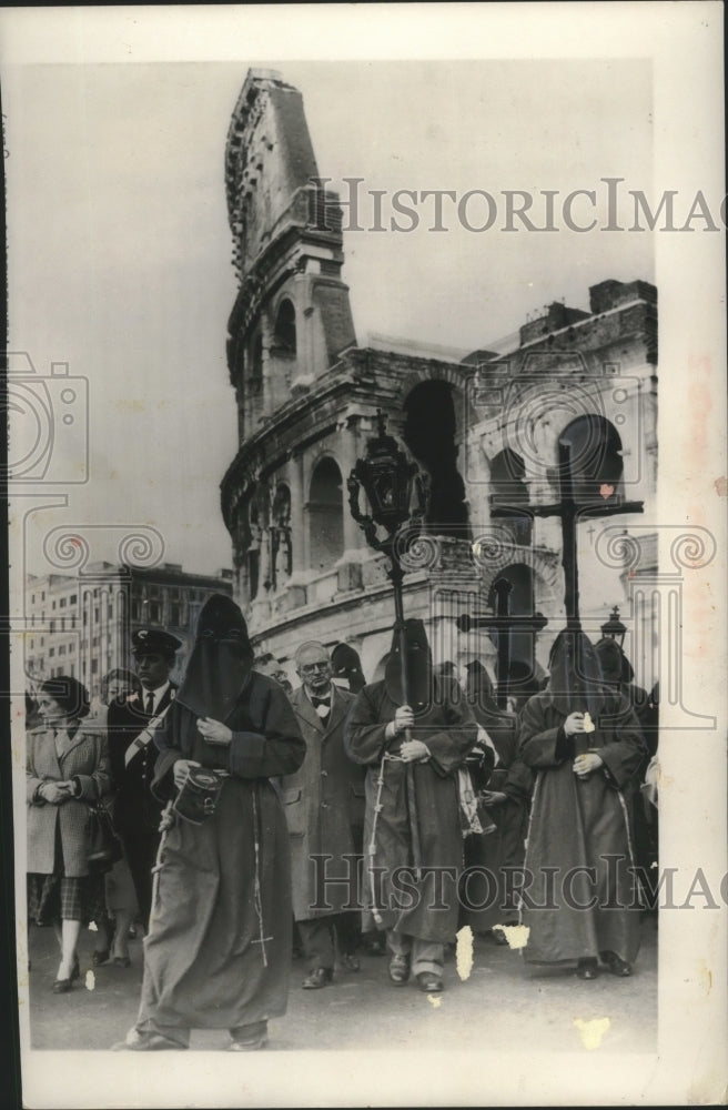 1955 Press Photo Brotherhood of Saint Peter&#39;s march passing Coliseum in Rome- Historic Images