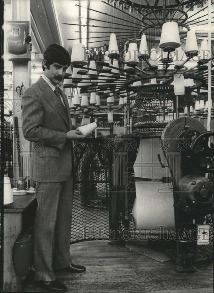 1973 Press Photo Jon C. Rauser of Shorewood-Lewis Knitting Mills, Incorporated.- Historic Images