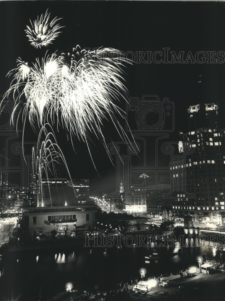 1993 Press Photo Fireworks explode over Milwaukee&#39;s Performing Arts Center- Historic Images