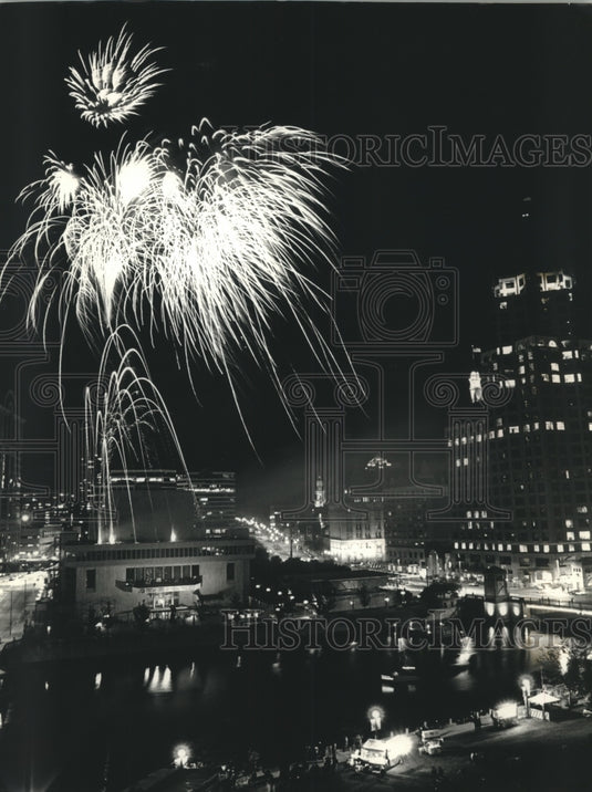 1993 Press Photo Fireworks explode over Milwaukee's Performing Arts Center- Historic Images