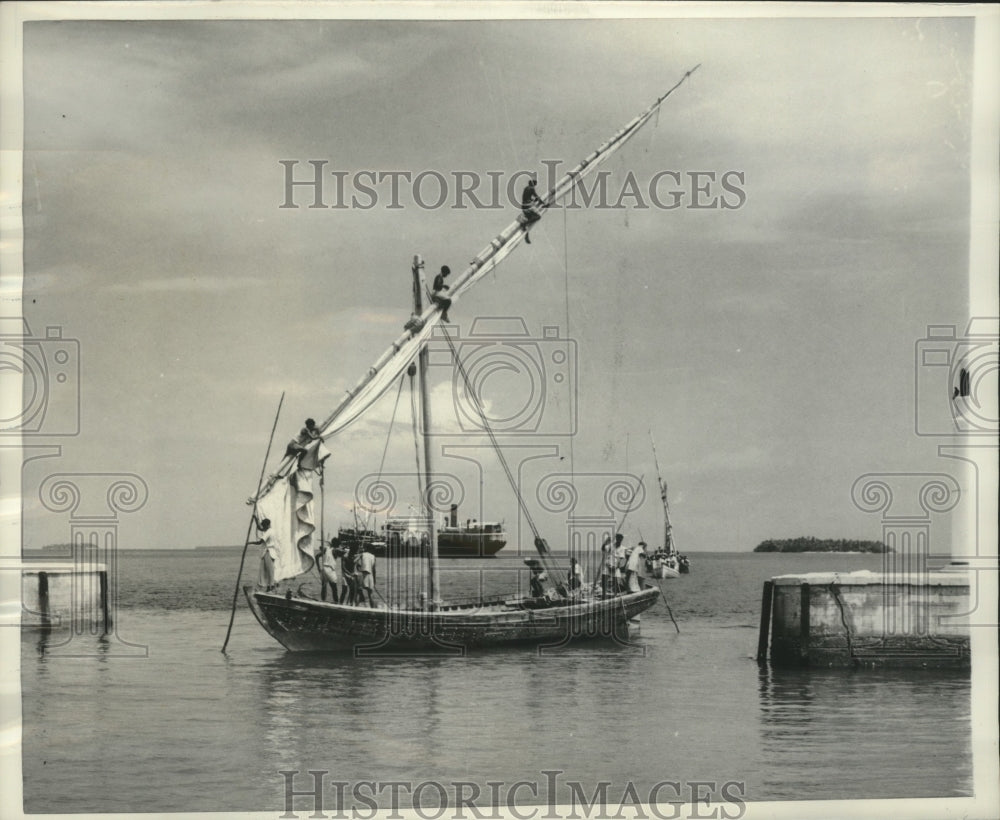 1956 Press Photo Native Boatmen Sail on a Doni at Male Capital of Maldives- Historic Images
