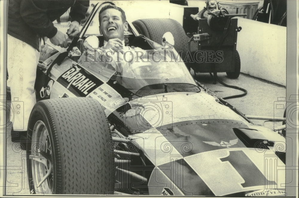 1989 Press Photo Bobby Unser in Indy car owned by Milwaukee's Robert Wilke.- Historic Images
