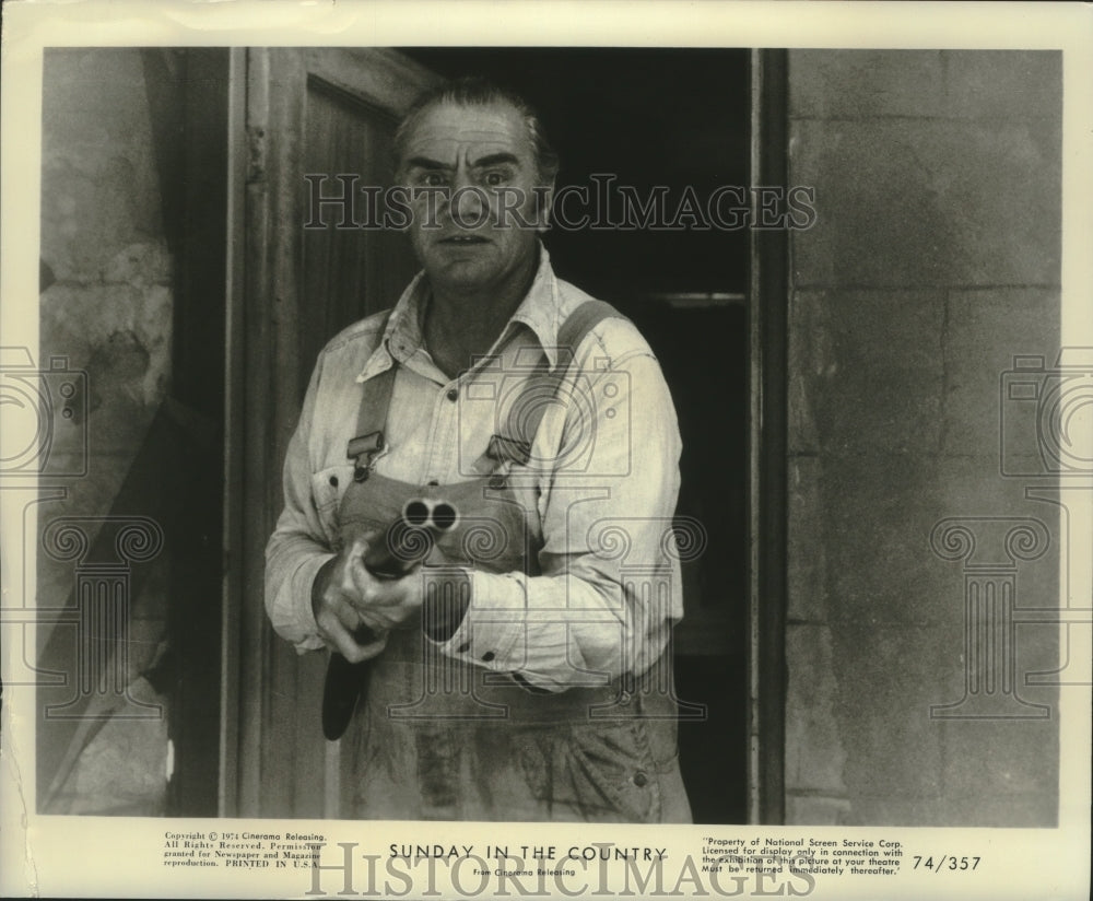 1975 Press Photo Ernest Borgnine in &quot;Sunday In The Country&quot; Opens In Milwaukee- Historic Images