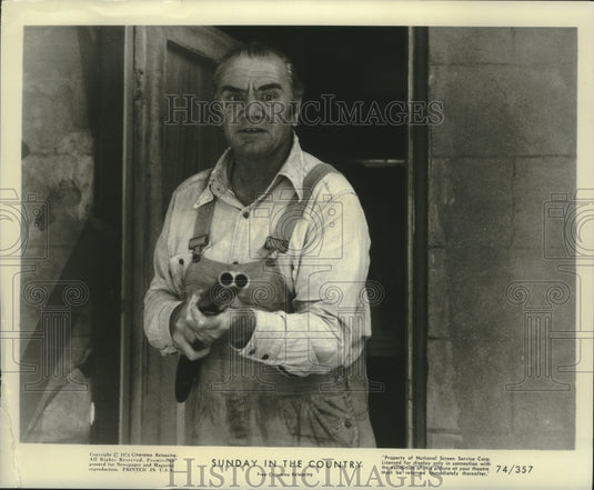 1975 Press Photo Ernest Borgnine in "Sunday In The Country" Opens In Milwaukee- Historic Images