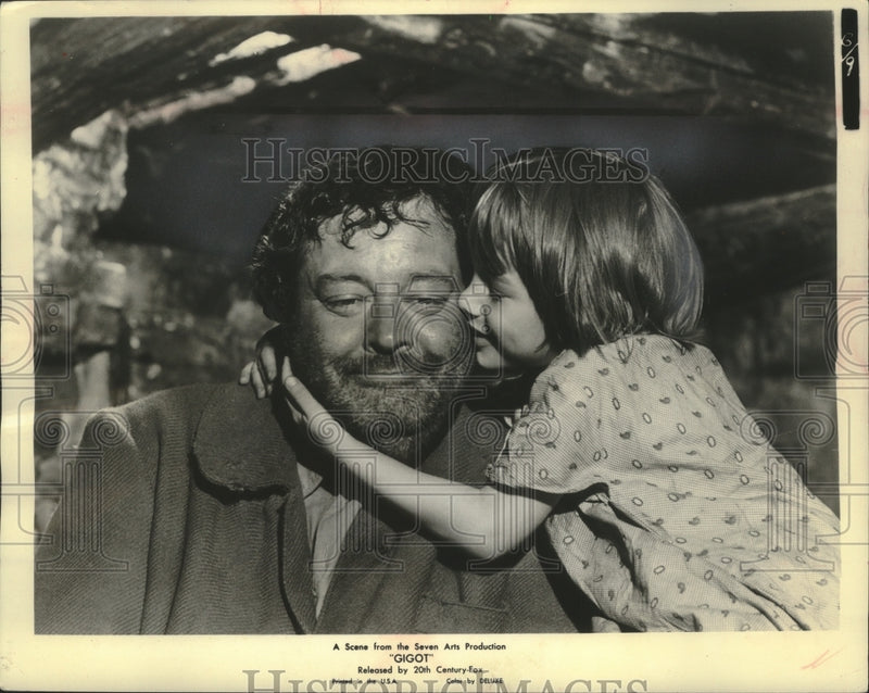 Load image into Gallery viewer, 1962 Press Photo Jackie Gleason and Diane Gardner in Gigot - mjx56453
