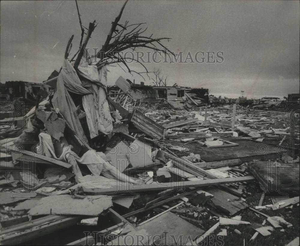 1967 Press Photo Storm Decorates Trees With Fabrics Of The Neighborhood- Historic Images