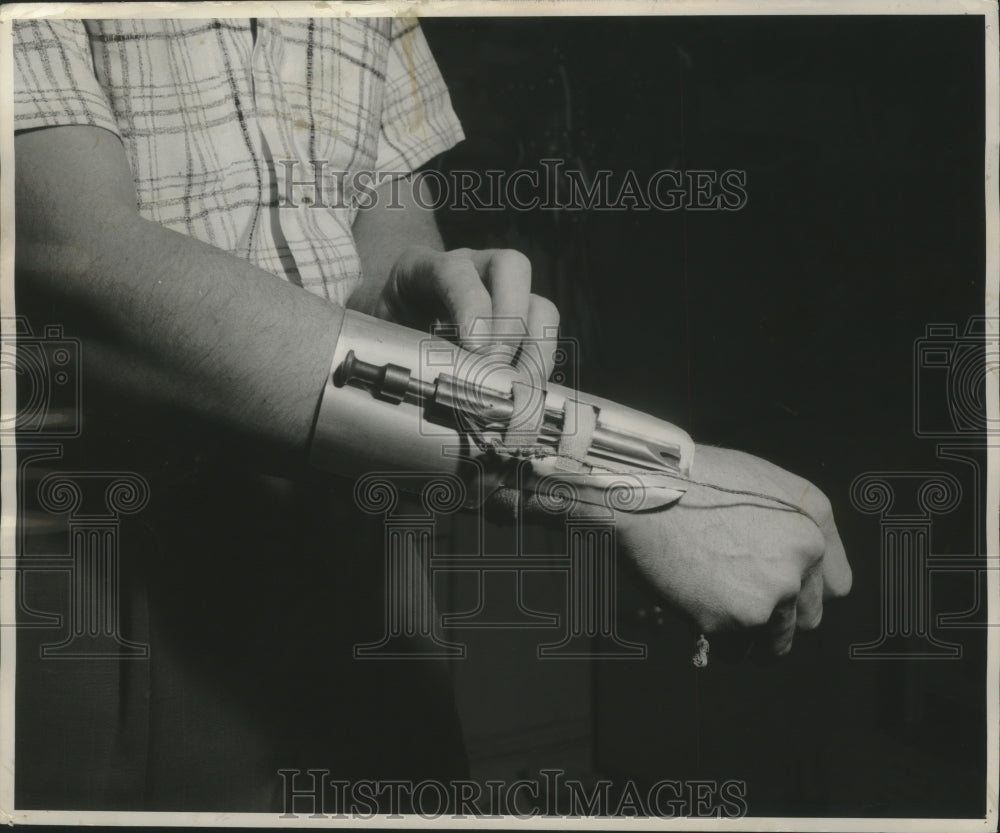 1955 Press Photo Man Demonstrates Small Wrist Gun Used Only At Close Range- Historic Images