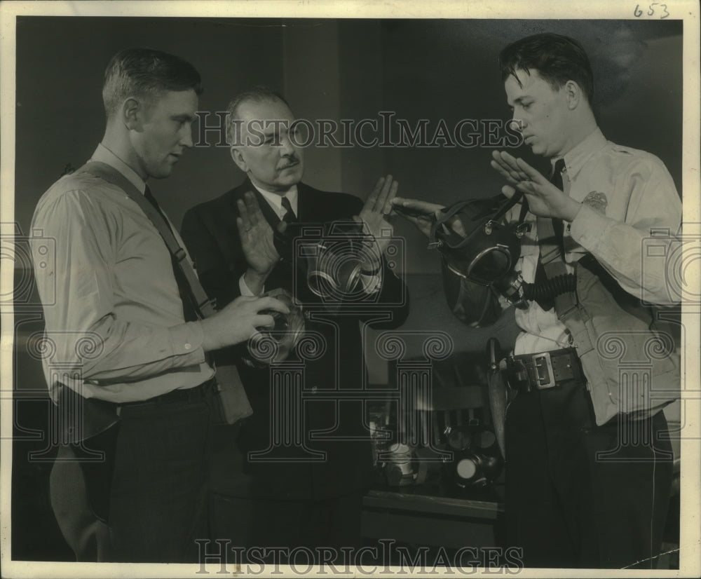 1943 Press Photo Captain Hubert F. Dax instructs police students - mjx56743- Historic Images