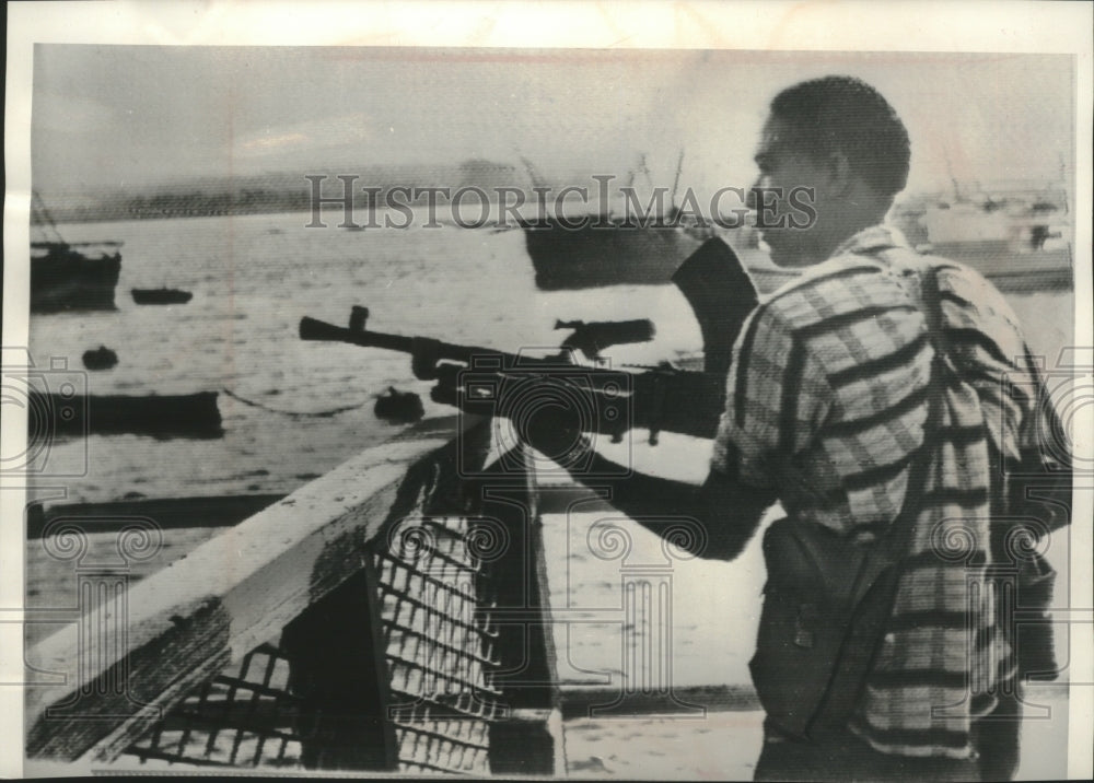 1964 Press Photo Zanzibar sentry uses automatic weapon to guard Zanzibar harbor- Historic Images